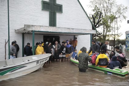 Una parroquia sirve de refugio para evacuados que llegan en botes y lanchas