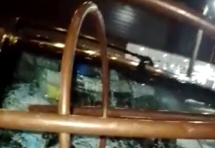 Una parte de la entrada principal quedó incrustado en el parabrisas