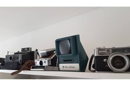 Una parte de mi colección de cámaras antiguas: de izquierda a derecha, una Polaroid Automatic 350 (1969); la famosa Polaroid SX-70 (1970) y una Yashica Lynx-5000 (1964). Eso que parece un monitor es un visor de diapositivas; la pantalla es una gran lupa