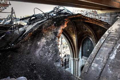 Una parte de una bóveda destruida se ve durante el trabajo preliminar en la Catedral de Notre-Dame,