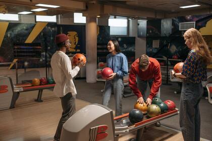Una partida de bowling es diversión asegurada, ¡sepas o no jugar!