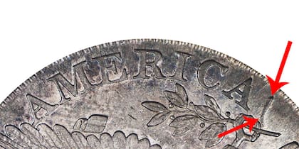 Una partida de estas monedas se emitió con una falla en el reverso y se ubica a un lado de la última A