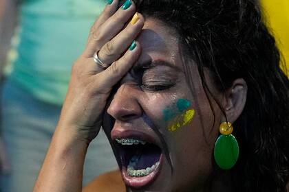 Una partidaria del presidente brasileño Jair Bolsonaro reacciona a la victoria de Lula en la segunda vuelta de las elecciones presidenciales, en Río de Janeiro, Brasil, el domingo 30 de octubre de 2022