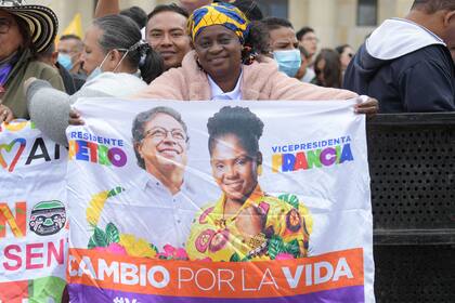 Una partidaria del presidente electo de Colombia, Gustavo Petro, celebra antes de su ceremonia de investidura en la plaza de Bolívar de Bogotá, el 7 de agosto de 2022.