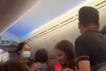 Una pasajera fue sacada de un avión luego de que presuntamente no le dieron el asiento de la ventana