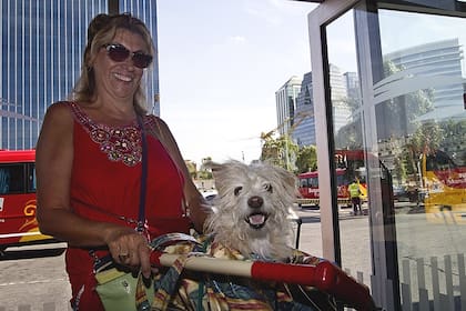 Una pasajera recién llegada de Montevideo posa con su perro, que viajó en un canil de Buquebus