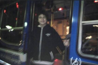Una pasión eterna: Alan, de adolescente, en el colectivo (Foto gentiliza Alan Fajer).