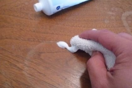 Una pasta de dientes blanca será de ayuda para limpiar manchas de madera