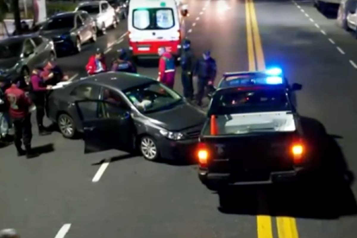 Recoleta: una patrulla trasladaba de urgencia a un menor hacia el Anchorena y chocó de frente contra otro auto