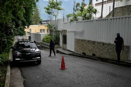 Una patrulla de la policía estacionada afuera del complejo diplomático de la Argentina donde de la oposición venezolana se refugiaron, en Caracas. (AP Foto/Matias Delacroix, Archivo)