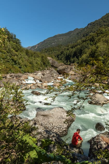 Una pausa en el río Ventisqueros, dentro del Parque Nacional Queulat.