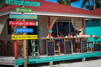 Una pausa para almorzar casi sobe la arena en Caye Caulker, Belice.