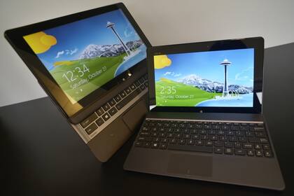 Una PC híbrida Toshiba junto a un modelo de Asus