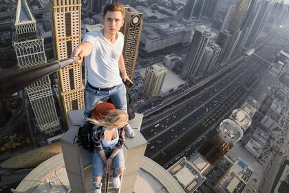 Una peligrosa selfie en un rascacielos en Dubai.