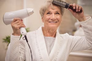 Una peluquera reveló la forma correcta de secarse el pelo para evitar que se debilite con el paso del tiempo (imagen ilustrativa)