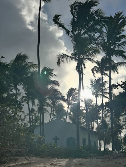 Una pequeña capilla blanca rodeada de palmeras formó parte del romántico escenario de las vacaciones de la pareja en Brasil