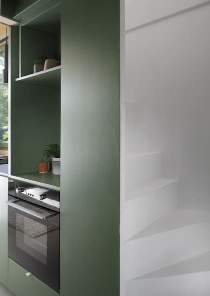 Una pequeña escalera conduce a la segunda habitación, ubicada en el entrepiso.