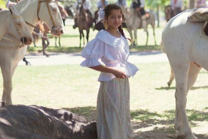 Una pequeña paisana lista para la festividad