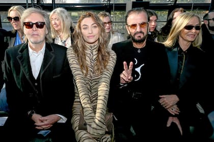 Una pequeña reunión entre Los Beatles y la heredera de Michael Jackson tuvo lugar en el desfile de la firma de Stella McCartney en París. Paul McCartney, la modelo y actriz estadounidense Paris Jackson, y Ringo Star -junto a su esposa, la actriz Barbara Bach- engalanaron el evento y le dieron un toque de rock & roll y pop