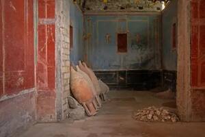 Una pequeña sala azul utilizada para la oración. Un montón de conchas de ostras yace en el suelo
Una pequeña sala azul utilizada para la oración. Un montón de conchas de ostras yace en el suelo