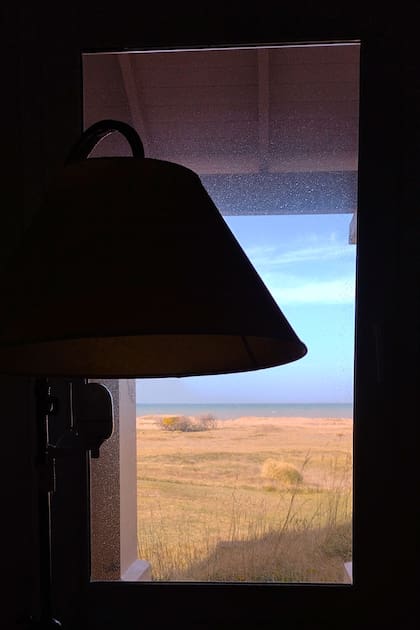 Una pequeña ventana por la que se puede apreciar la inmensidad del océano o del campo, según sea el caso