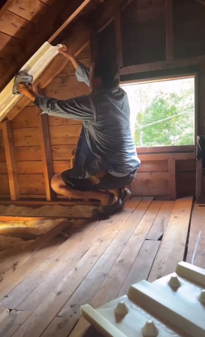 Una pequeña ventana sobre la cocina llevaba a una habitación desconocida