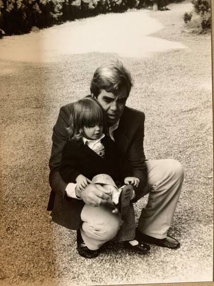 Una pequeña Zelmira con su papá