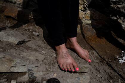 Una peregrina desciende descalza la montaña sagrada de Croagh Patrick