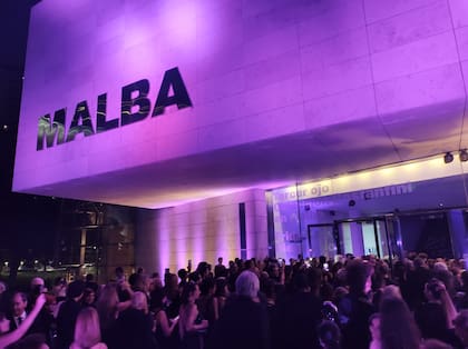 Una performance histórica. Así fue la entrada de la artista a su cumpleaños-casamiento con la eternidad. Bajó de un colectivo 67 rodeada de jóvenes del Malba con sus legendarias máscaras. La artista adelantó una retrospectiva en el museo, "lugar donde hice la primera", y también las que hará en Nueva York, Dinamarca y Bélgica.