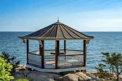 Una pérgola con vista al mar