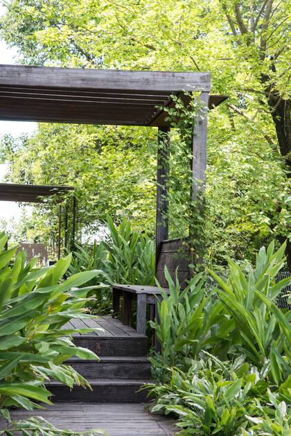 Una pérgola de lapacho con vidrio armado y canaleta para que no ingrese al agua