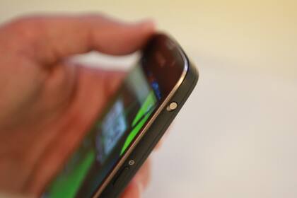 Una perilla en el lateral derecho del teléfono permite activar el modo de ahorro de energía; está al lado del botón de bloqueo