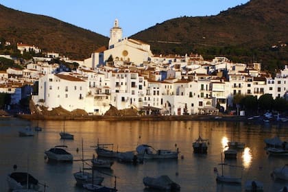 Pueblo Pesquero de Europa en Camino a Convertirse en Patrimonio de la Humanidad: Descubre su Historia y Cultura 8 La luz natural acentúa el blanco de las construcciones en Cadaqués.