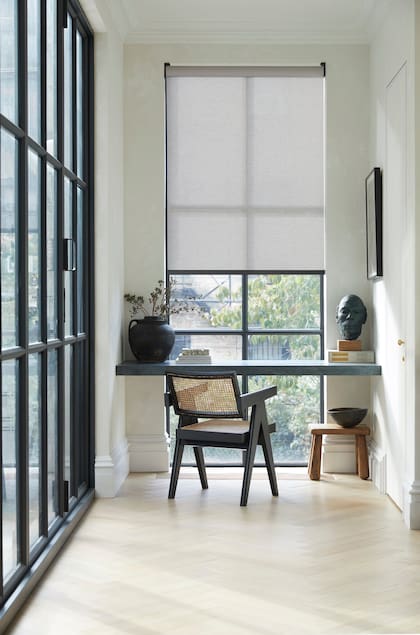 Una persiana solar enrollable con una apariencia minimalista y moderna
