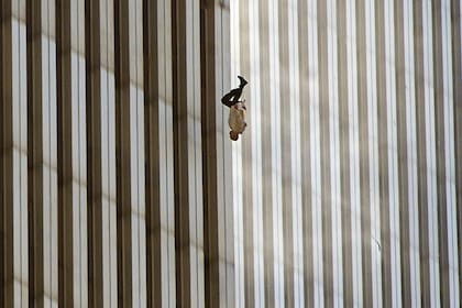 Una persona cae desde la torre norte del World Trade Center