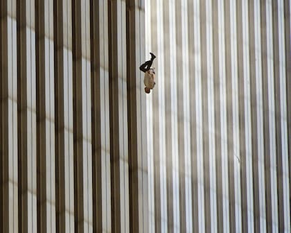Una persona cae desde la torre norte del World Trade Center de Nueva York el martes 11 de septiembre de 2001 después de que terroristas estrellaran dos aviones secuestrados