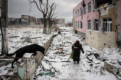 Una persona camina en un escenario de desolación total en Vuhledar, en el este de Ucrania  (Tyler Hicks/The New York Times)