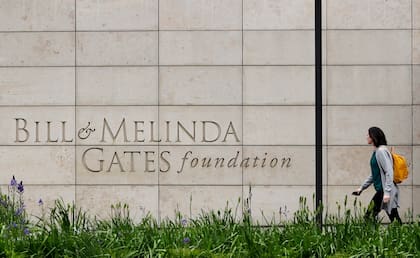  Una persona camina por la sede de la Fundación Bill y Melinda Gates el 27 de abril de 2018, en Seattle.