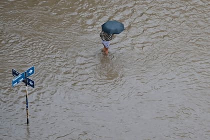 Una persona camina por una calle inundada después de una tormenta en Bahía Blanca, Argentina, el viernes 7 de marzo de 2025. (AP Foto/Juan Sebastián Lobos)