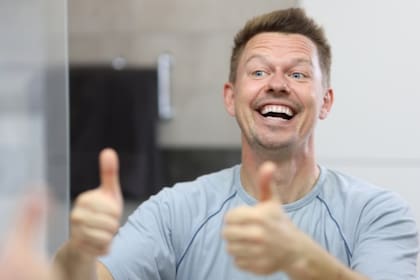 Una persona con trastorno de personalidad narcisista exhibe una serie de características definidas que, en conjunto, componen un perfil de comportamiento muy distintivo