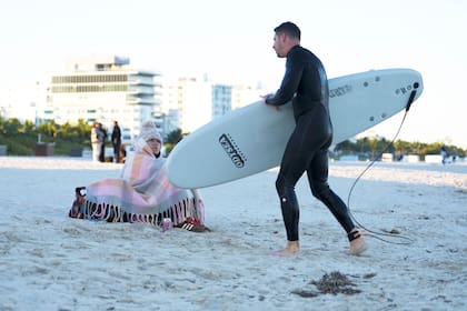 Una persona con una tabla de surf en Miami