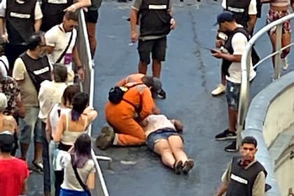 Una persona desmayada, por el calor y la cantidad de gente, en la previa del acto de Cristina Kirchner