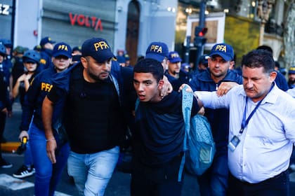 Una persona detenida en la marcha frente al congreso