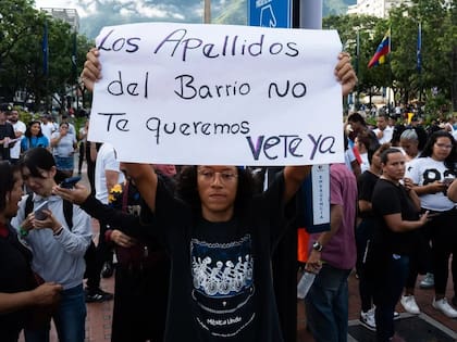 Una persona eleva un cartel que expresa rechazo a Nicolás Maduro durante una protesta en Caracas