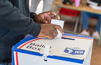 Una persona emite su voto en un colegio electoral, en Soweto en Johannesburgo, Sudáfrica, el 29 de mayo de 2024.