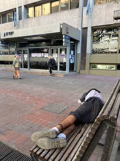 Una persona en situación de calle en la ciudad de Mendoza