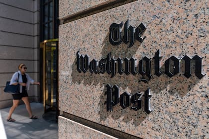 Una persona entra al edificio donde están las oficinas del periódico Washington Post, en Washington