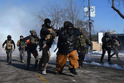 Una persona es perseguida por agentes federales en medio de protestas tras un tiroteo ocurrido el 24 de enero de 2026 en Minneapolis, Minnesota