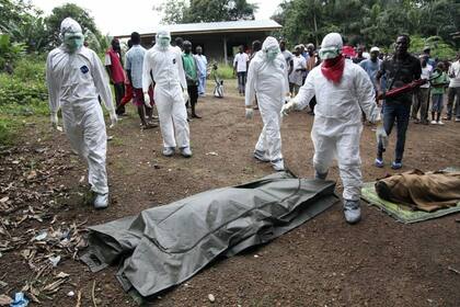 Una persona fallecida durante la epidemai de Ébola en Liberia, en 2014