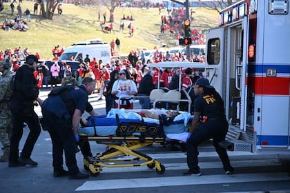 Una persona herida es cargada en una ambulancia cerca del desfile de la victoria del Super Bowl LVIII de los Kansas City Chiefs el 14 de febrero de 2024, en Kansas City, Missouri. Según la policía, se produjeron disparos durante el desfile. 